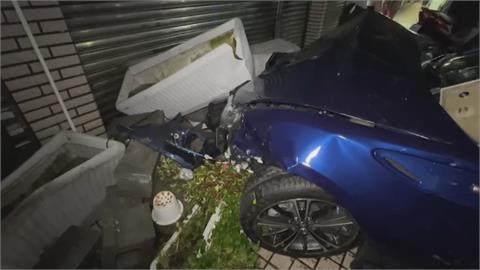 自小客衝撞騎樓 路邊聊天被波及
