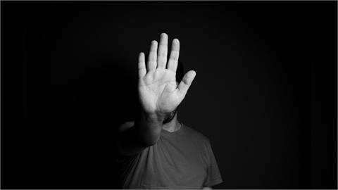 30歲惡狼搭機起色心！偷摸熟睡人妻「DIY狂噴」被抓當場下跪痛哭求饒