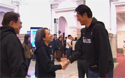 蕭美琴見王建民秀照揭20年緣分！　「副總統、冠軍教練」頂峰相見