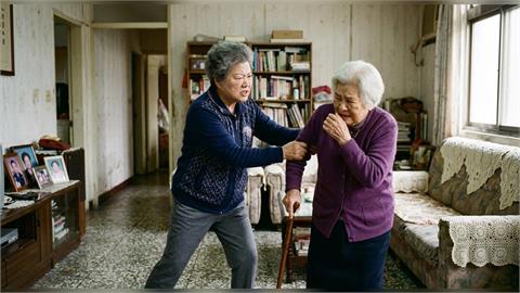 聽信80歲親姊「跟老公偷情」！70歲婦抓髮重摔親姊「膝壓胸打到骨折」下場曝光
