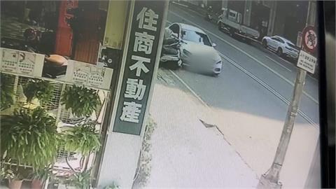 轎車「保齡球式」掃倒13輛車　女駕駛：以為會過