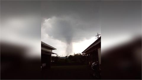 秋雨鋒面發威！　日本茨城颳龍捲風　重達30噸大型吊車被吹倒