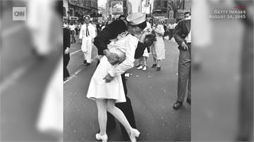 二戰經典照片「勝利之吻」 男主角水兵辭世享壽95歲