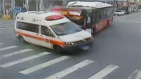 驚險！　直行公車衝撞鳴笛救護車　幸無人傷亡