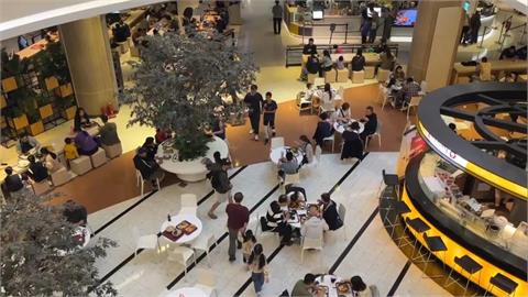 快新聞／小確幸！桃園颱風假「購物中心現人潮」　漁港民眾垂釣險象環生