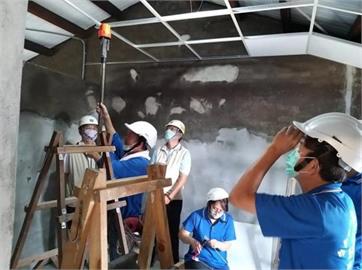 台南模範勞工組行善團 幫獨居者修繕房屋