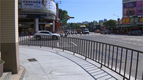 獨家／高雄拚改善行人安全　路口首設「行人護欄」網讚聲一片