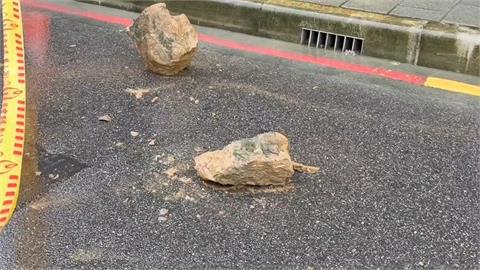 雨彈狂襲! 基隆40公分落石砸車 宜蘭老樹應聲倒地