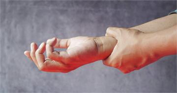 老闆手腕痛新同事「一句話收服」全場震撼　網讚：觀察力驚人