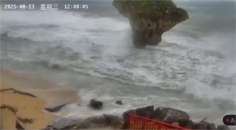 快新聞／楊柳來了！小琉球鏡頭君不敵強風豪雨　慘被攻擊「低頭倒下」