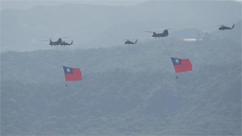 快新聞／國慶壓軸超震撼！　雷虎勇鷹高教機噴彩煙飛越總統府