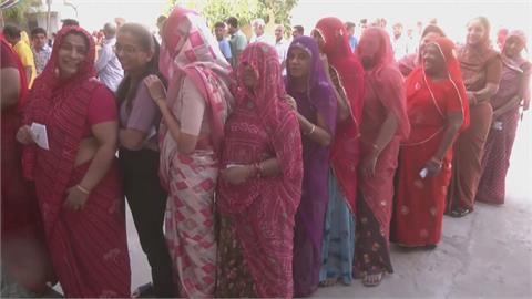 熱浪強碰印度大選　選民40度酷暑中排長龍投票