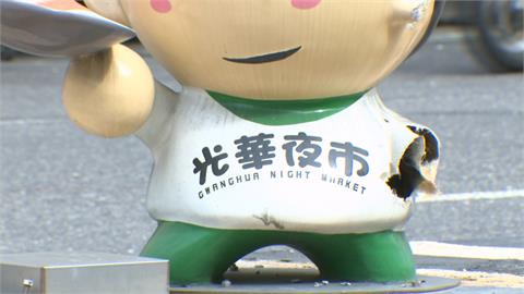 夜市小廚師公仔「遭小貨車擊落」　網友：感謝壯烈犧牲