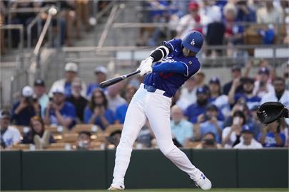 MLB/大谷翔平好久不見!春訓首打席轟高中學長菊池雄星全壘打