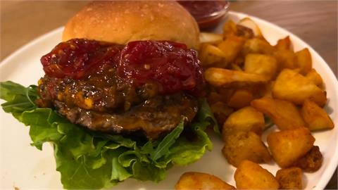 台灣趴趴走／書店夾層裡的「夾多層餡」日式創意料理：「美日混血」精緻和風大漢堡 ！