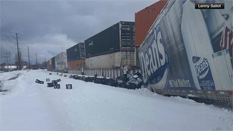 驚險瞬間！　賓州送牛奶卡車　「卡積雪鐵軌」遭火車撞擊