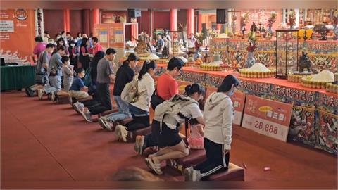 台南鯤鯓王平安鹽祭登場　女童擲「12杯」抱走16萬大獎