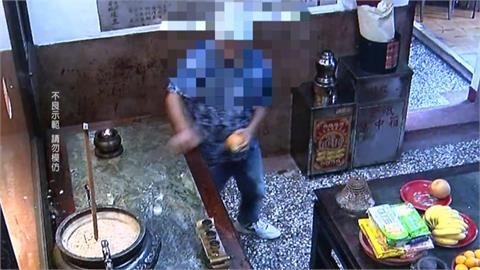 男子酒醉大鬧宮廟 使出「恰恰爆梨拳」扔供品、破壞神桌