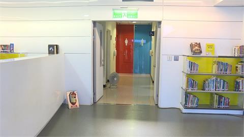 新北圖書館驚傳偷拍！少年廁所受害　警鎖定嫌犯、家長怒提告