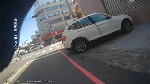 停車格倒車擊落停紅燈騎士！　家屬轟：沒在看嗎？