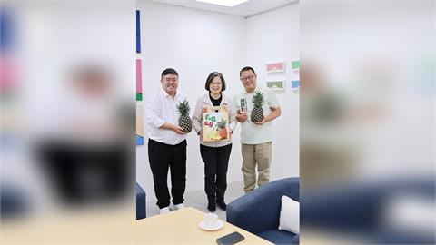 最強母雞！　蔡易餘帶3鄉市鎮長選將　合體蔡英文拍"長輩圖"