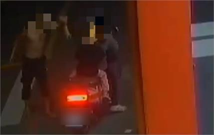 超商搶完酒隨機攻擊人！　無辜母女頭部、手腕多處傷