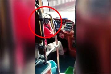 客運駕駛低頭玩手機 手肘頂方向盤開車