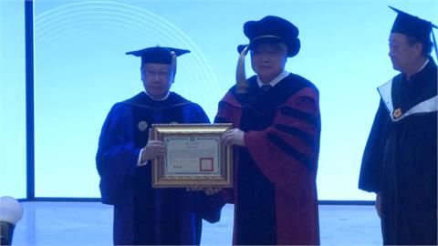 亞洲大學迎校慶　頒授名譽博士學位予魏哲家