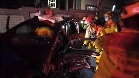 又是酒駕！女基隆逆撞對向兩車　１婦人受困駕駛座消防撬車門救援