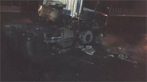 砂石車閃避機車翻覆起火　車頭秒變大火球　駕駛及時逃生