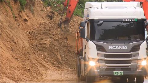 山陀兒餘威！基隆清晨豪大雨　新豐街社區土石崩落阻交通