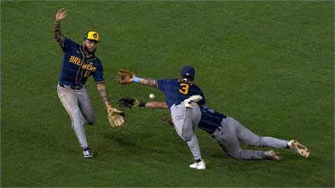 MLB(影)／三人相撞亂了一鍋粥！歐提茲倒地再起打出兩分砲鎖定勝利
