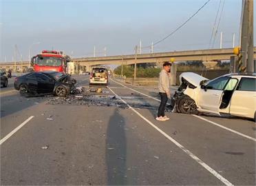 快新聞／雲林嚴重車禍「2車相撞車頭全毀」　2人無呼吸心跳急送醫搶救