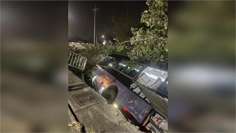 快新聞／台中驚見「田中」公車！車上2人已脫困送醫