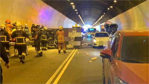 收假注意！未保持車距？　貨車追撞2車「橫躺」中和隧道