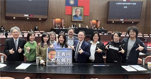 快新聞／黃國昌沒出現！民進黨團做手板迎接王義川　林楚茵：連照片都怕