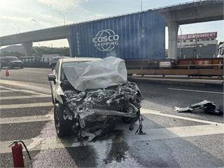 國1桃園段小客車撞大貨車「全面燃燒」 駕駛及時逃生保命