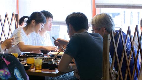 台北市無風雨「爽放颱風假」　火鍋、燒肉店人潮爆滿