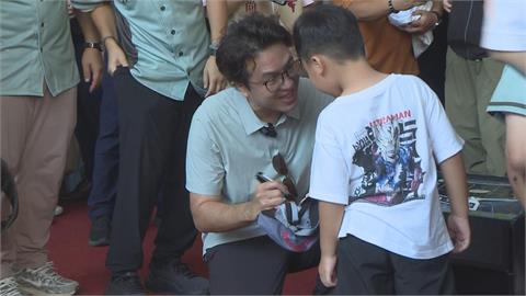 快新聞／「洋流」吹到台中！沈伯洋開打戰鬥陀螺　突遭小孩喊全名原因曝