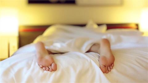 半百岳母偷吃27歲女婿被「女兒抓包」！心虛逃家2年「綠帽爸」怒提離婚…結局曝
