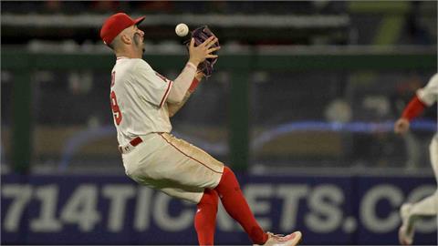 MLB(影)／怎麼辦到的！天使游擊「三顆星馬戲團接殺」　主播嗨翻、隊友脫帽致意