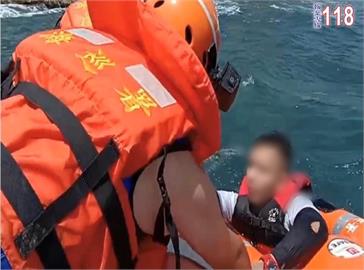 快新聞／2外籍泳客受困龍洞跳水台外礁石　海巡出動搖控式救生圈救援