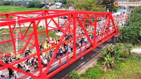 擇路猶豫６分鐘！粉紅超跑進雲林　香燈腳大軍擠爆西螺大橋空拍超壯觀