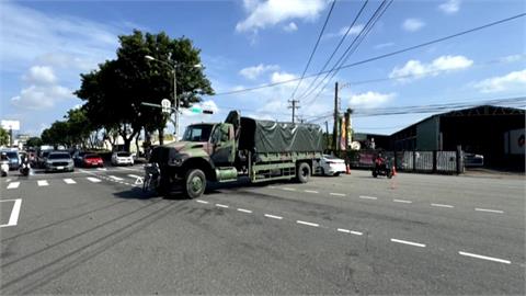 彰化「金馬陸橋」軍卡撞轎車 害失控撞民宅波及2人