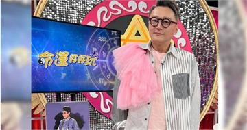 娛樂報報／何篤霖赴泰國過年　膝蓋不適坐輪椅下飛機