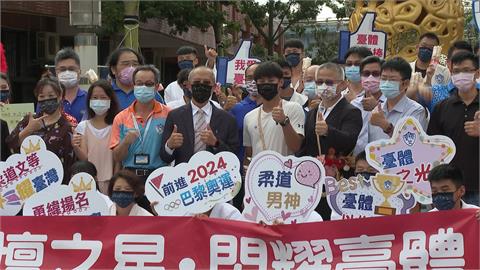 楊勇緯開學了！踏上台體大「凱旋大道」留名