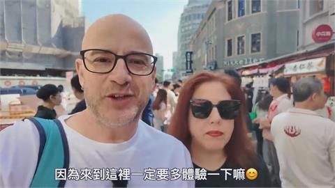 吳鳳妹過年來台逛迪化街　處處送「藍眼睛」結善緣