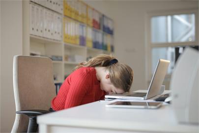 18歲正妹嚇傻第一份工作「請假1天扣全勤8000元」！網怒：快去舉報