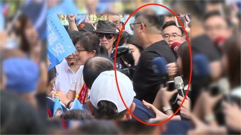 蔣市長團隊「外包攝影」肘擊女記者　妻石舫亘掃街前向媒體握手致意