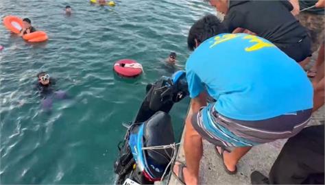 快新聞／綠島漁港驚魂！港籍男遊客「連人帶車」墜海　結局曝